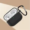 A black silicone case for AirPods Pro 3 is shown open, with the white AirPods inside. A carabiner clip is attached to the case. Anteprima dell’immagine prodotto