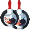 Two black frying pans with red handles are displayed side-by-side against a white background. Each pan has a label attached to it. Anteprima dell’immagine prodotto