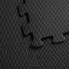 A close-up view of interlocking black puzzle mats. Voir les images du produit