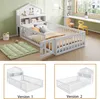 A child's bed with a house-shaped headboard and safety rails, shown in a room setting and in two separate views labeled 'Version 1' and 'Version 2'. Anteprima dell’immagine prodotto