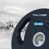 Close-up of a weight plate with gym equipment in the blurred background. Voir les images du produit