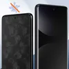Two smartphones are shown side-by-side. The left phone's screen is covered in smudges, while the right phone's screen is clean and reflective. An icon indicating 'no splashes' is visible above the left phone. Anteprima dell’immagine prodotto
