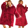 Two views of a woman wearing a red oversized hoodie blanket. Produktbild-Vorschau