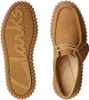 A top-down view of a pair of brown Clarks Torhill Bee shoes, with one shoe shown from the top and the other from the sole. Náhľad obrázku produktu