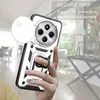 A hand holding a phone case with a ring holder, with a blurred background of a room. Produktbild-Vorschau