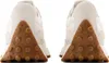The back view of two beige New Balance sneakers. Voir les images du produit