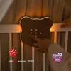 Nachtlicht Baby Bär im Kinderbett mit Kuscheltieren – sanftes Licht für besseren Schlaf Produktbild-Vorschau