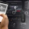 A hand holding a smartphone is shown next to a car's media console, with a Bluetooth adapter plugged into the console. Anteprima dell’immagine prodotto