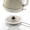 Close-up view of the base of a cream-colored electric kettle and its power base. Anteprima dell’immagine prodotto