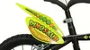Close-up of a child's bicycle fender with dinosaur-themed graphics. Voir les images du produit