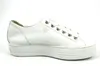 A white leather sneaker with a platform sole is shown against a white background. Voir les images du produit