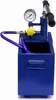 A blue pressure testing pump with a gauge and hose, set against a white background. Anteprima dell’immagine prodotto