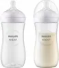 Two Philips Avent baby bottles are shown side-by-side against a white background. One bottle is empty and clear, while the other is filled with a light yellow liquid, presumably milk. Anteprima dell’immagine prodotto