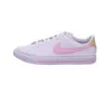 A side view of a white Nike Court Legacy sneaker with pink accents. Voir les images du produit