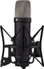 A studio shot of a black condenser microphone with a shock mount. Podgląd zdjęcia produktu