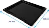A black baking tray is shown from a slightly elevated angle, with dimensions indicated by blue arrows and text. Anteprima dell’immagine prodotto