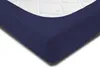 A close-up view of a dark blue fitted sheet with a white quilted mattress pad underneath. Produktbild-Vorschau