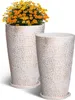Two tall, textured planters, one with yellow and orange flowers, are displayed against a white background. Voir les images du produit