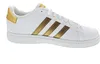 A side view of a white Adidas sneaker with gold stripes and heel accent. Produktbild-Vorschau