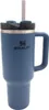 A blue Stanley Quencher H2.0 Flowstate tumbler with a straw and handle, shown against a white background. Produktbild-Vorschau