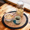 Keramiktasse "Climbing Mug Evo" von YY Vertical mit Klettergriff; auf einem Tisch mit einer Schüssel Müsli und einem Glas mit Haferflocken. Podgląd zdjęcia produktu