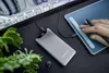 A power bank is connected to a drawing tablet, with a computer screen and a plant in the background. Voir les images du produit