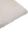 A close-up view of a white sheepskin cushion. Podgląd zdjęcia produktu