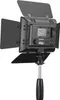 A black LED light with barn doors attached, mounted on a silver pole with a black handle. Voir les images du produit
