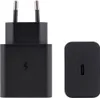 A black Samsung Super Fast Charging adapter and a USB-C port are shown against a white background. Produktbild-Vorschau