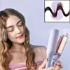 A woman is holding a hair styling tool, with a close-up inset showing the tool's wavy effect on hair. Produktbild-Vorschau