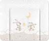 A baby changing mat with a cute illustration of two bunnies on clouds. Produktbild-Vorschau