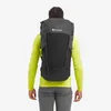 Schwarzer Rucksack "Trailblazer 44" von Montane; getragen von einer Person in einem hellen; langen Ärmel Shirt. Podgląd zdjęcia produktu