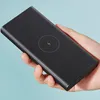 A hand holding a black power bank with a wireless charging symbol. Anteprima dell’immagine prodotto