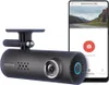 A dash cam and a smartphone displaying the dash cam's interface. Voir les images du produit