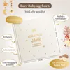 Babyalbum mit Leinen und Goldprägung, daneben Infografik zu Seiten und Verarbeitung Produktbild-Vorschau