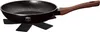A black frying pan with a wooden handle rests on a black trivet. Voir les images du produit