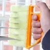 Orange-gelber Abstauber, von einer Hand gehalten, reinigt weiße horizontale Jalousien Anteprima dell’immagine prodotto