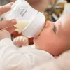 A baby being fed from a Philips Avent bottle. Produktbild-Vorschau