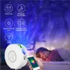 A child sleeping in bed while a star projector illuminates the room with a starry sky effect. Voir les images du produit