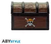 A treasure chest shaped cookie tin with the One Piece Jolly Roger logo on the front. Anteprima dell’immagine prodotto