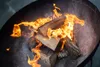 A close-up shot of logs burning in a fire pit. Anteprima dell’immagine prodotto