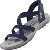 Das Bild zeigt eine blaue Sandale die von der Seite betrachtet wird. Die Sandale hat ein schlichtes Design mit einem breiten Riemen und einer bequemen Sohle. Produktbild-Vorschau
