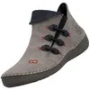 Das Bild zeigt einen grauen Freizeitschuh mit weißen Schnürsenkeln und einer weißen Sohle. Der Schuh ist von der linken Seite zu sehen und steht auf einem weißen Hintergrund. Produktbild-Vorschau