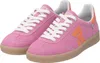 A pair of pink low-top sneakers with orange accents and white laces, displayed on a white background. Voir les images du produit