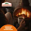 A person is sitting by a fireplace, holding a mug of a hot beverage, with a Gardebruk logo in the top left corner and promotional text at the bottom. Anteprima dell’immagine prodotto