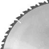 A close-up view of the edge of a circular saw blade. Voir les images du produit