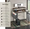A desk with a computer, keyboard, mouse, and accessories, with descriptive text on the left side. Náhled obrázku produktu