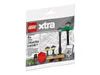 A polybag containing LEGO building toy accessories for street scenes. Voir les images du produit