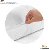 A hand is shown closing a zipper on a white mattress cover. Produktbild-Vorschau