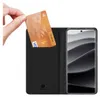 A hand inserts a credit card into a black phone case that is open to reveal a phone screen. Produktbild-Vorschau